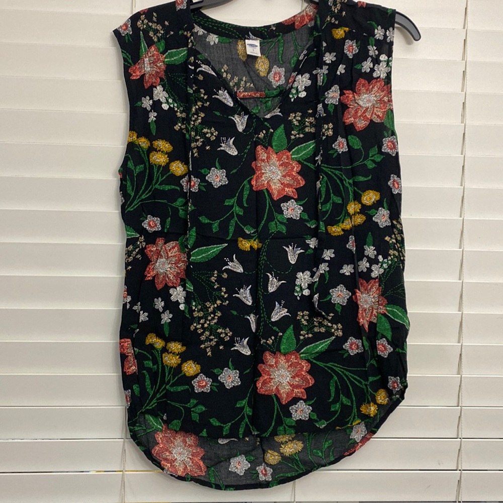 Old Navy black floral sleeveless top size small